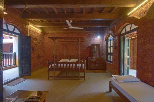 甘帕普拉Konkan Nest Resort的客房设有两张床和吊扇。