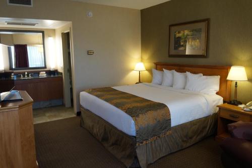 法戈巴尔的摩酒店 - 主大道的一间位于酒店客房内的带大床的卧室