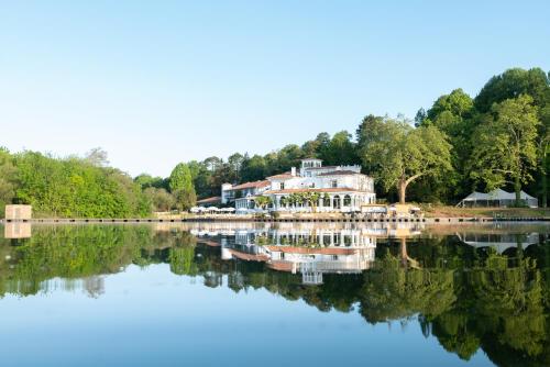 安格雷Brindos, Lac & Château - Relais & Châteaux - Anglet Biarritz的湖畔的大房子