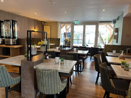 羊角村德佩尔戈拉酒店的一间带桌椅的用餐室和一间餐厅