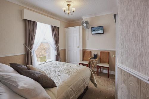 大雅茅斯什鲁斯伯里旅馆的一间卧室设有一张床和一个窗口