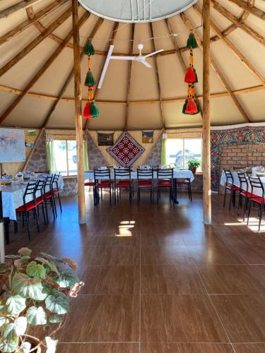 Yurt camp Sonun餐厅或其他用餐的地方