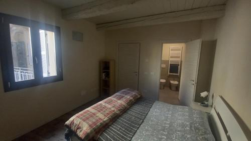 法恩莎Console Camprini Rooms & Apartments的一间卧室设有一张床和一个窗口