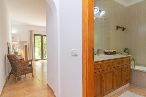 索塔Sa Roca Blanca的一间带水槽和镜子的浴室
