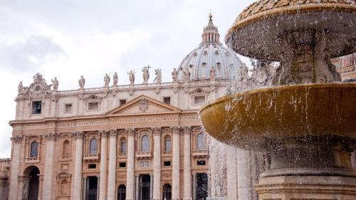 罗马Gioiello Vaticano的大型建筑前的喷泉