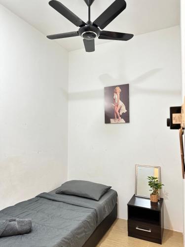 宾南邦ITCC Manhattan Suites by AURORA的一间卧室配有一张床和吊扇