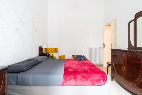 巴里Nena House的一间卧室配有一张带红色毯子的床