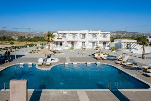 纳克索乔拉Naxos Finest Hotel & Villas的大楼前的大型游泳池