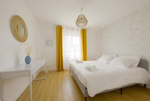 阿拉东Villa au calme absolu - à 200 m du Golfe的白色卧室配有白色的床和书桌
