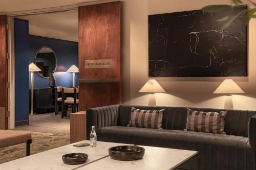 渥太华Sonder Rideau的客厅配有沙发和桌子