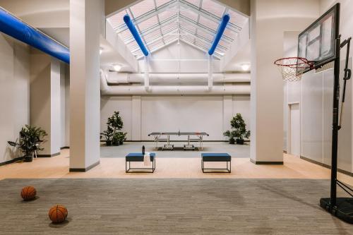 渥太华Sonder Rideau的空的健身房,有篮球架和长凳