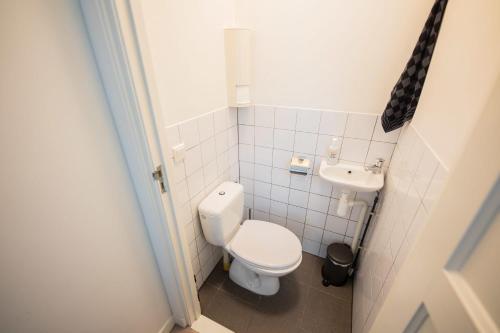 埃因霍温Amazing 50m2 Two-Bedroom Apartment (TS-307-A)的一间带卫生间和水槽的小浴室