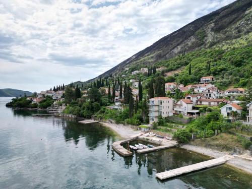 奈维斯Detached Villa with stunning views in Njivice, Montenegro的河畔小镇