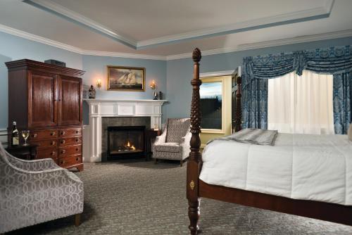 桑威奇丹韦伯斯特水疗酒店的一间卧室配有一张床和一个壁炉