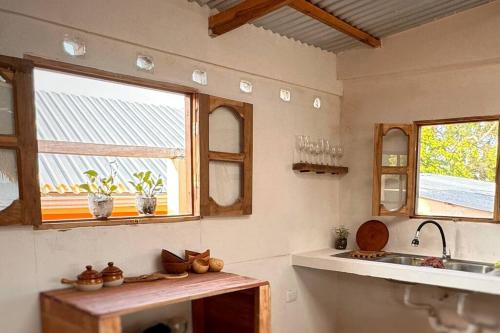 El GiganteCasa Costa Salvaje的厨房配有水槽、两个窗户和台面