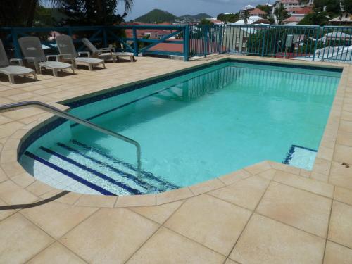 夏洛特阿马利亚加里昂豪斯酒店的中间设有楼梯的游泳池