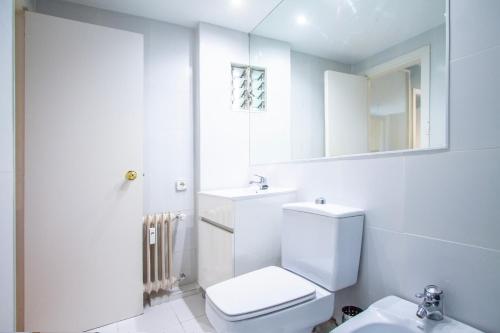 马德里托斯卡德科公寓的一间带卫生间、水槽和镜子的浴室