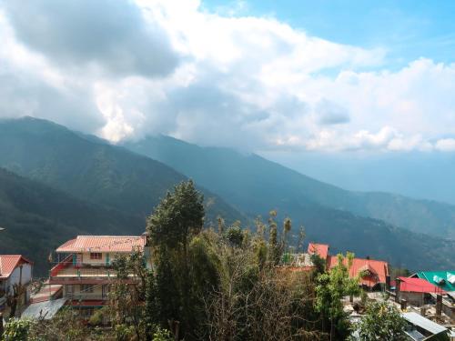 大吉岭Homestay Darjeeling的从山上的小镇欣赏到山景