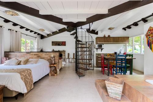 佩尼多Dingo - Refugio romântico em meio à natureza的一间卧室设有一张床和一间用餐室