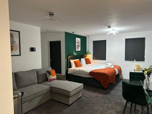 彼得伯勒Midsummer House Apartments "Free On-Site Parking & Sky TV"的酒店客房,配有床和沙发