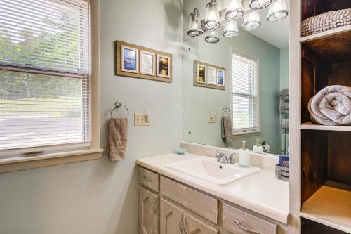 RutledgeRutledge Hilltop Home on Cherokee Lake with Decks!的一间带水槽和镜子的浴室