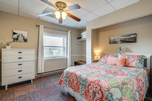 RutledgeRutledge Hilltop Home on Cherokee Lake with Decks!的一间卧室配有一张床和吊扇