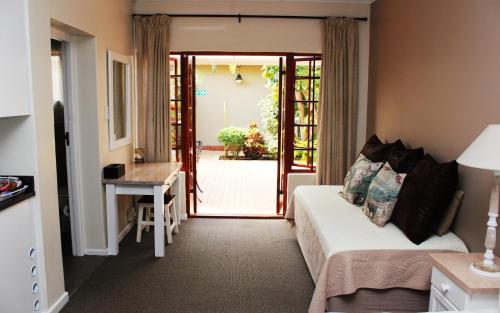 伊丽莎白港湾边宾馆的一间设有床的房间和通往庭院的门