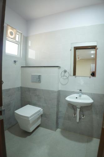 贾姆谢德布尔SASA INN的一间带卫生间和水槽的浴室