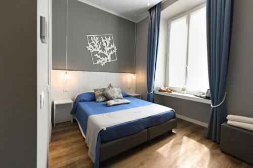 圣雷莫Camere Amely的一间卧室设有蓝色的床和窗户。