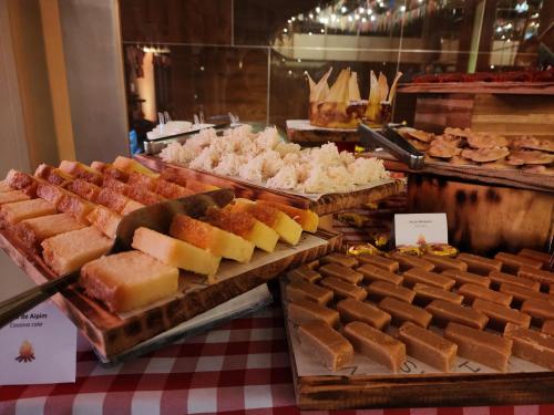 格拉玛多Wish Serrano Resort的各种面包和糕点的展示
