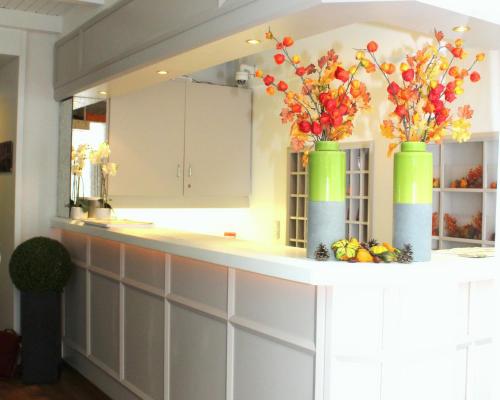 慕尼黑S16酒店的厨房在柜台上放着两瓶花花