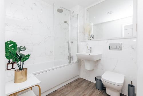 伯明翰Luxury 2 Bedroom Apartment, Broad street Birmingham的白色的浴室设有卫生间和水槽。
