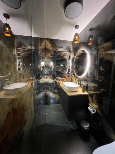 扎科帕内Willa przy Krupówkach的浴室设有2个水槽和2面镜子