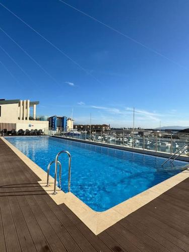 Luxury 1 bed with Pool and Sea Views