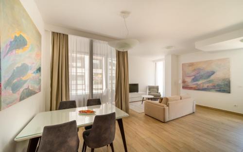 布德瓦Amare Luxury Apartments的客厅配有餐桌和沙发