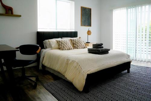 洛杉矶The DACHA的一间卧室配有一张带桌子和椅子的床