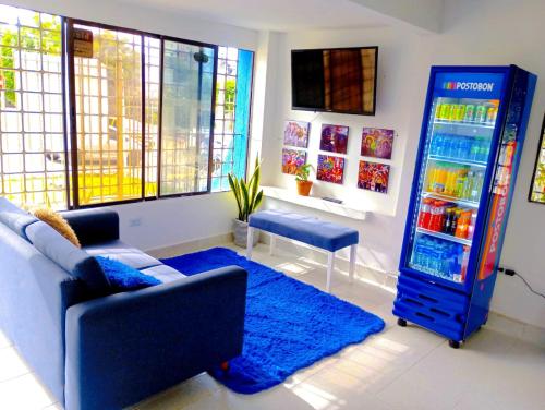 巴兰基亚CASA HOTEL YEMI的客厅配有蓝色冰箱和沙发