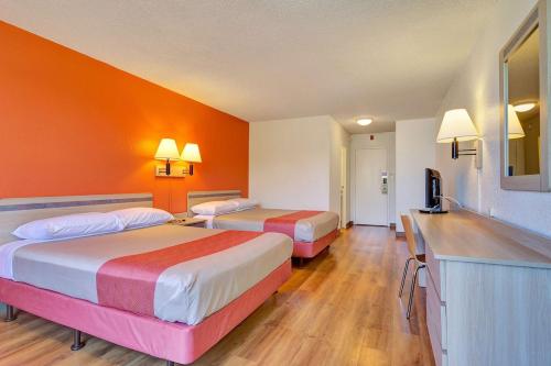贝尔蒙旧金山6号汽车旅馆 - 红木城的橙色墙壁的酒店客房内的两张床