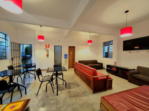 贝洛奥里藏特Cool Living Hostel - Praça da Liberdade的客厅配有沙发和桌椅