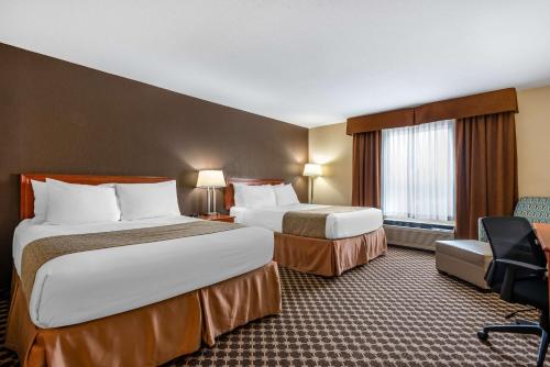 斯特拉斯莫尔斯特拉斯莫尔贝斯特韦斯特酒店的酒店客房设有两张床和窗户。