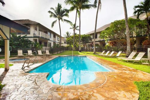 科洛阿波普凯雅诗顿公寓式酒店的棕榈树度假村的游泳池