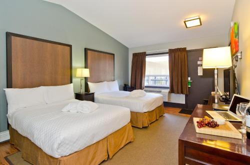 卡尔加里森特罗汽车旅馆的酒店客房配有两张床和一张书桌