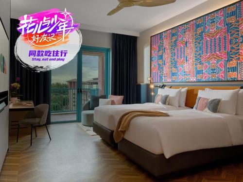 新加坡Resorts World Sentosa - Hotel Ora的酒店客房设有一张大床和一个标志