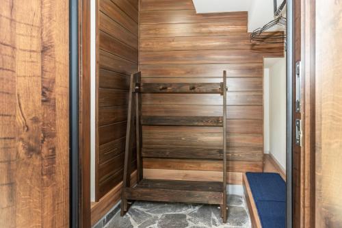 白马村Ringo Cottage的步入式淋浴间设有木镶板
