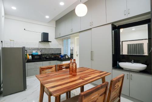 海得拉巴N Cube Serviced Apartments的厨房配有木桌和水槽。