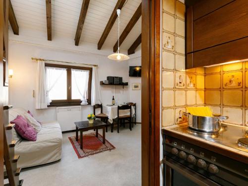 苏尔勒吉Apartment Residenza Chesa Margun 15-1 by Interhome的厨房以及带沙发和桌子的客厅。
