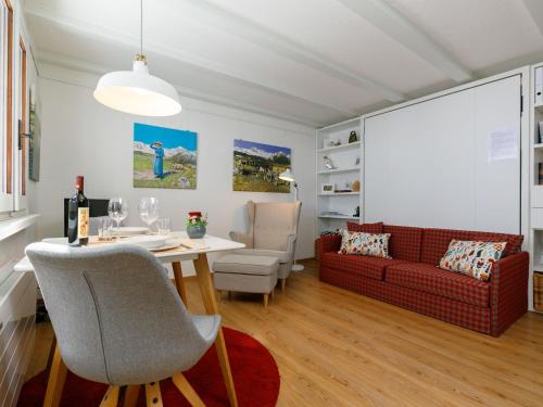 苏尔勒吉Apartment Residenza Chesa Margun 710-5 by Interhome的客厅配有红色的沙发和桌子