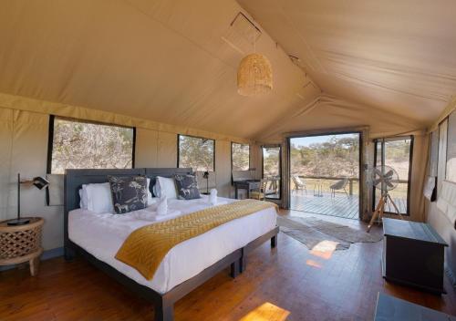 MababeHideaways Mogotlho Safari Lodge, Khwai River的帐篷内一间卧室,配有一张床