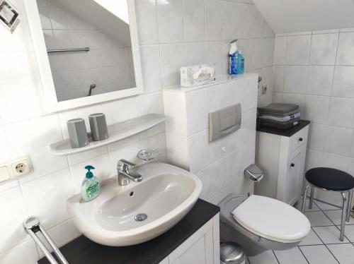 伊格尔Ferienwohnung Lore的白色的浴室设有水槽和卫生间。