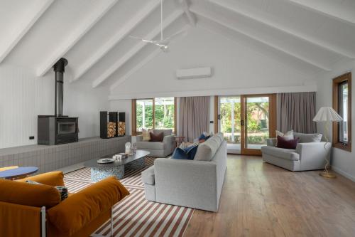 布赖特Viewhill Holiday Units - Bright的客厅配有两张沙发和一张桌子